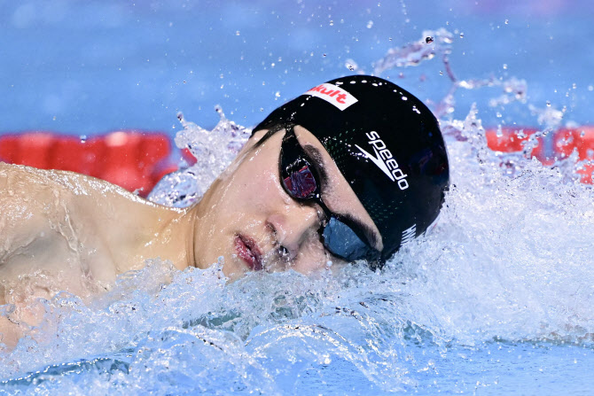 <b>황선우</b>, 전체 2위 로 <b>자유형</b> 200m 결승행…4회 연속 <b>메달 도전</b>
