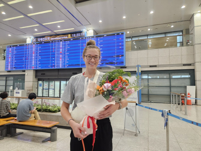 <b>흥국생명 레베카 라셈</b> 입국..."더 강한 모습으로 코트 서겠다"