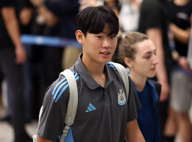 에디 하우 <b>뉴캐슬</b> 감독 "<b>박승수</b>, 실력과 태도 <b>손흥민</b> 닮길 기대"
