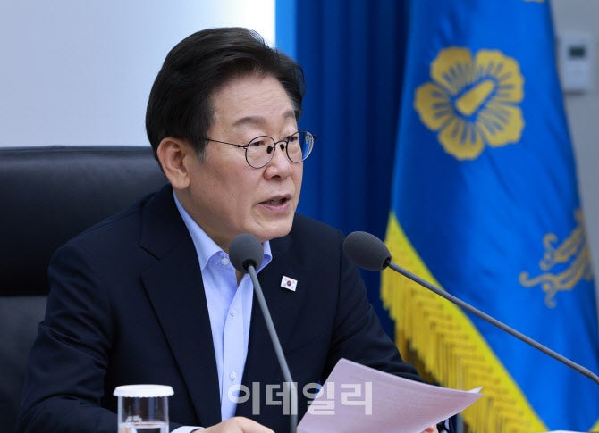李<b>대통령</b> “첨단 신산업엔 <b>네거티브 규제</b>…역직구 시장 육성 필요”