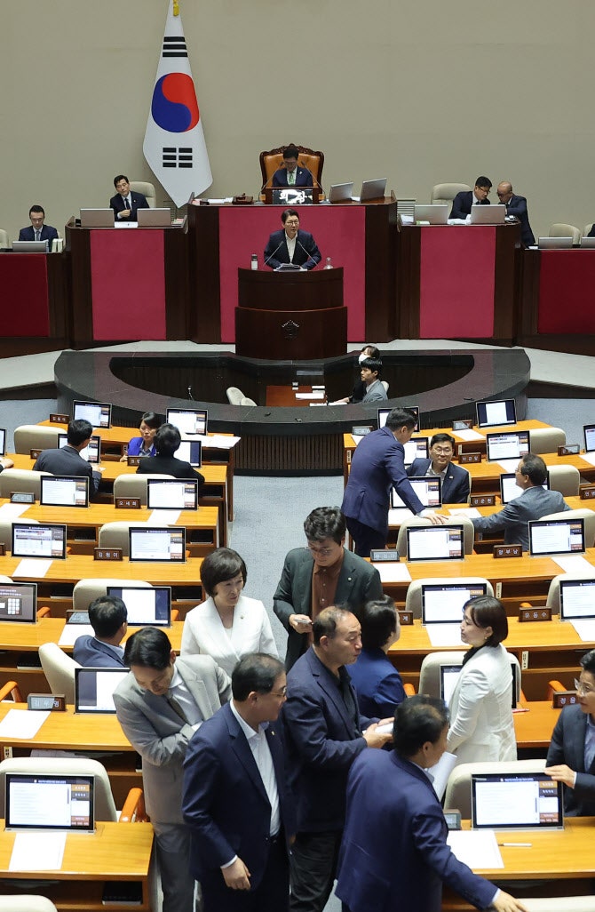 '尹거부권' 양곡법·지역화폐법 가결…<b>방송법</b> 강행처리도 초읽기