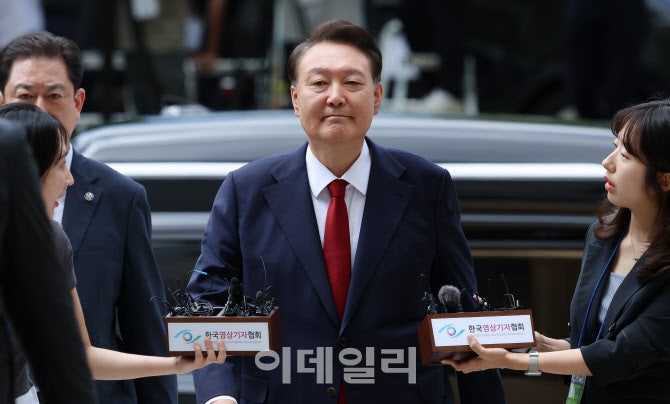 "조사 아닌 망신주기"…尹, <b>체포영장</b> 완강히 거부한 이유는