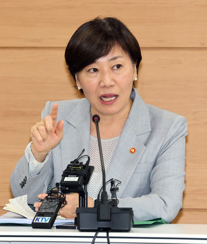 송미령 "<b>검역절차</b> 단축 불가능…소나기 피했지만 경쟁력 높여야"