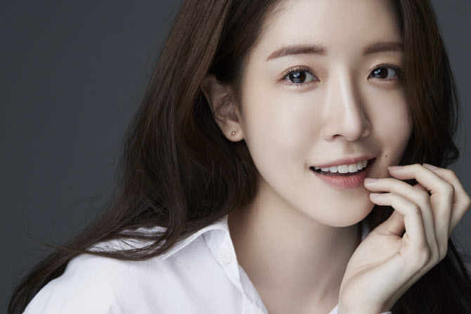 정인선, <b>블리츠웨이</b>엔터와 <b>재계약</b>…창립멤버 의리