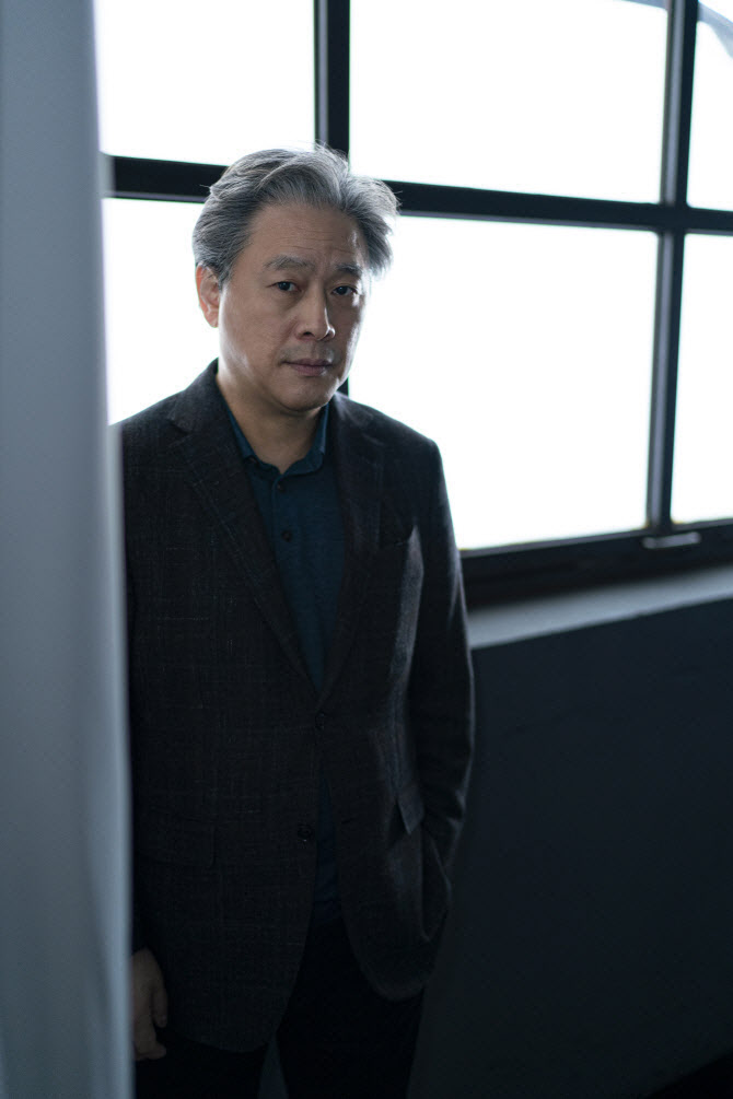<b>박찬욱</b> 감독, 파업 규정 위반으로 '美 <b>작가 조합</b>' <b>제명</b>