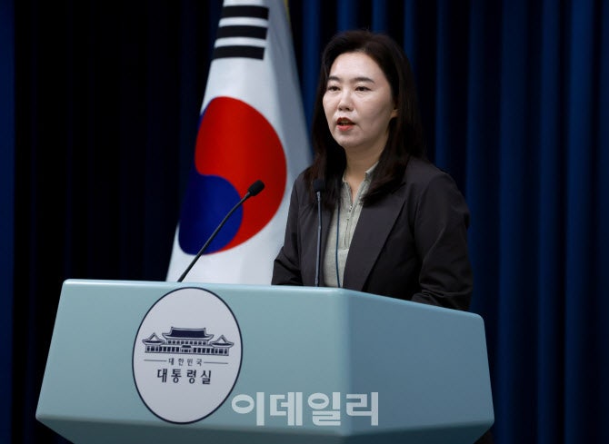휴가 복귀 첫 <b>지시</b>…李 <b>대통령</b> “<b>산재</b>사고 <b>대통령</b> <b>직보</b>하라”(종합)