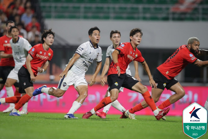 ‘<b>신태용</b> 체제’ <b>울산</b>, 제주 잡고 12경기 만에 <b>승리</b>(종합)