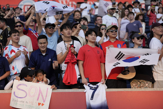 '뜨거웠던 데뷔전' <b>손흥민</b>…"SON의 <b>시대</b>가 시작됐다"