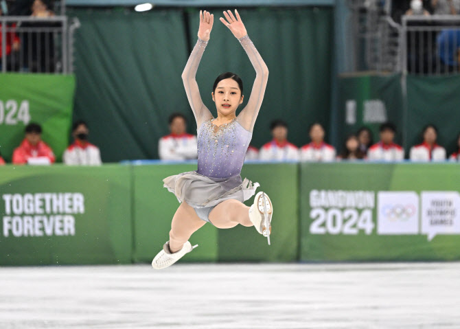 17세 <b>신지아</b>, 피겨 <b>시니어</b> 데뷔전 <b>동메달</b> 획득