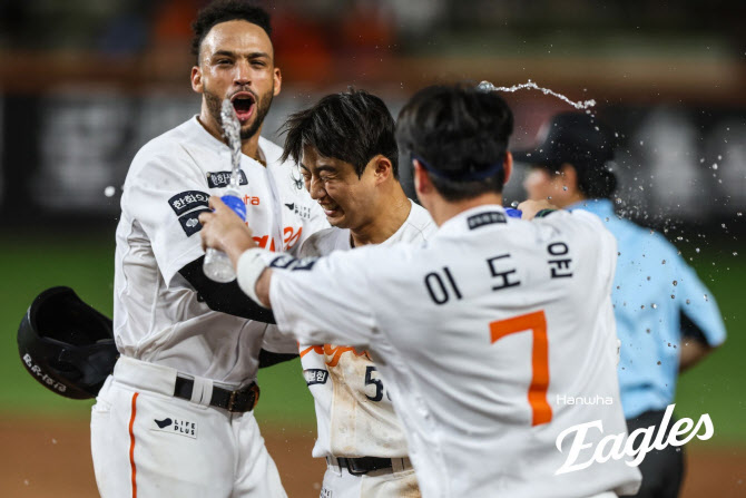 '<b>이원석</b> 끝내기 밀어내기' <b>한화</b>, <b>롯데</b> 연장 접전 끝에 제압...4연승 질주