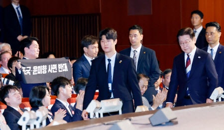 <b>안철수</b>, 광복절 경축식서 ‘조국·<b>윤미향</b> 사면 반대’ 기습 시위