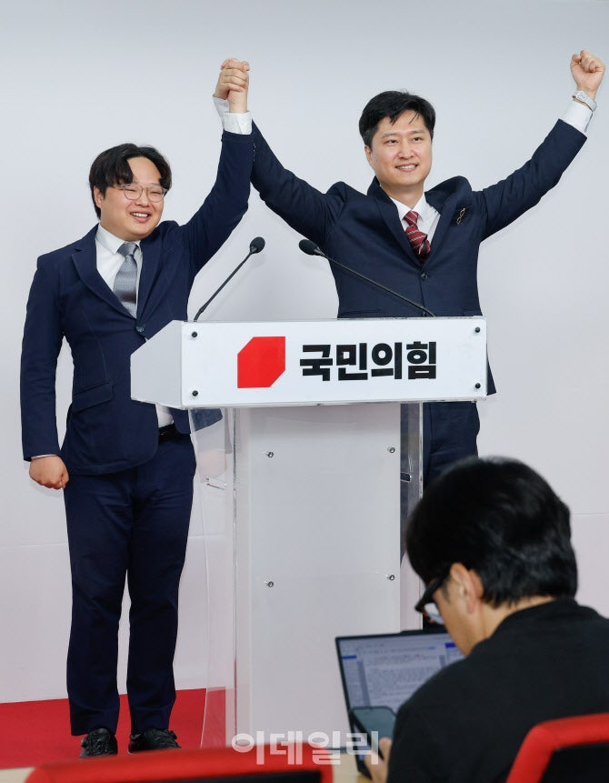 국힘 청년 최고후보 ‘찬탄’ <b>우재준</b>·<b>최우성</b>, <b>우재준</b>으로 <b>단일화</b>