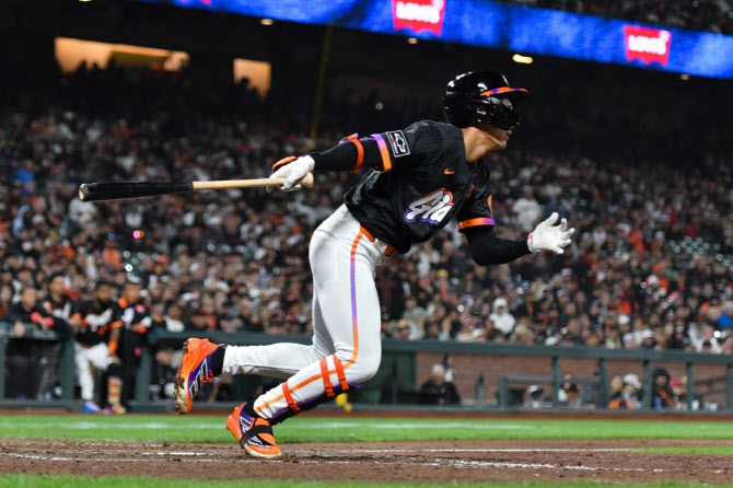 <b>이정후</b>-<b>김하성</b>, <b>MLB</b> 맞대결서 나란히 안타·도루...경기는 탬파베이 승
