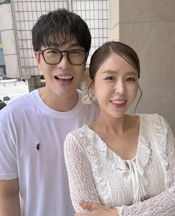 <b>신지</b>와 <b>결혼</b> 앞둔 <b>문원</b> “코요태 팬 고소 아냐…악플러 법적대응”