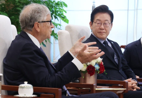 <b>빌 게이츠</b> 만난 李대통령 "韓이 <b>SMR</b> 강자"