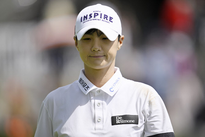 <b>LPGA</b> 복귀 <b>윤이나</b> 공동 13위 출발..티샷과 아이언샷은 합격, 퍼트는 회복...