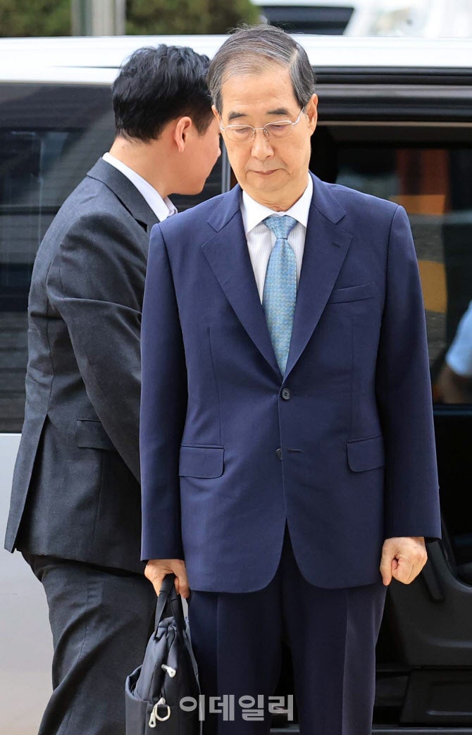 사상 첫 전 총리 <b>구속 심사</b> 마친 <b>한덕수</b>, 서울구치소서 대기