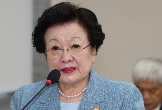 김건희 특검, <b>이배용</b> 압수수색…<b>귀금속</b> 전달 인사청탁 <b>의혹</b>