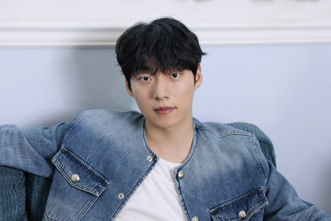 '<b>트라이</b>' <b>윤재찬</b> "럭비복 입고 오디션…아이돌·현역 도움 받아" [인터뷰...