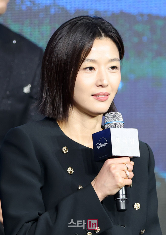 '<b>북극성</b>' <b>전지현</b> "<b>강동원</b>과 로맨스? 느좋"