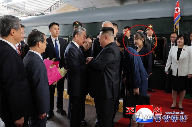 <b>김정은</b> 中 베이징 도착…<b>딸 주애</b> 첫 해외 일정 동행 이유는