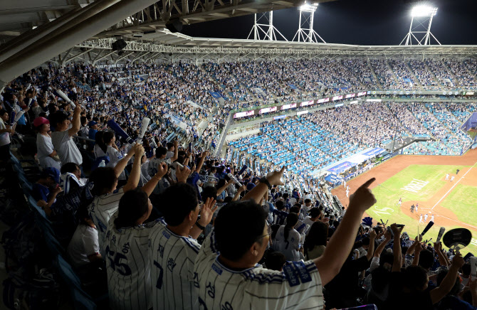 <b>프로야구</b>, <b>프로</b>스포츠 최다 관중 신기록…85G 남기고 1090만명 돌파
