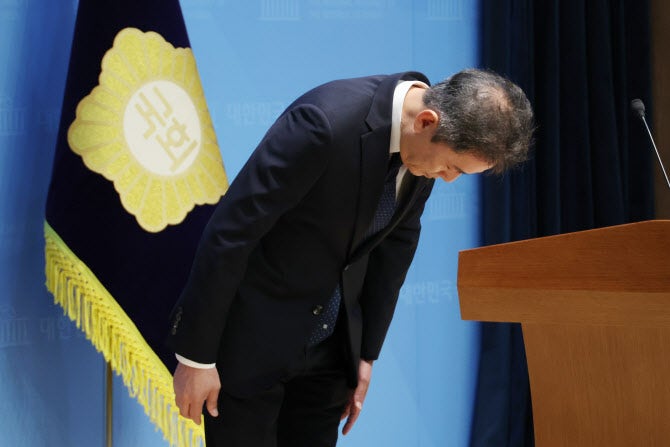 "<b>조국</b>에 겨눈 화살, 나에게"…<b>성비위 파문</b> 속 <b>혁신당</b> 사무총장 사퇴