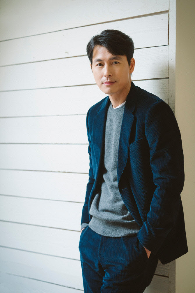<b>혼외자 논란</b> <b>정우성</b>, 1년 만에 공식 석상…부일영화상 핸드프린팅 참석