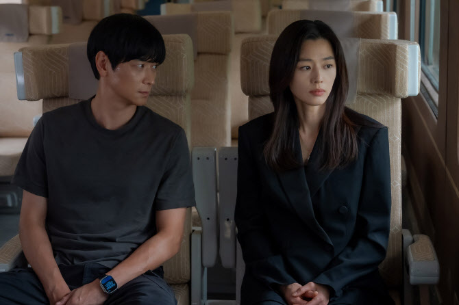 '<b>북극성</b>' <b>전지현</b>, 강동원 손 잡았다…박해준 피격→대통령 <b>출마</b>