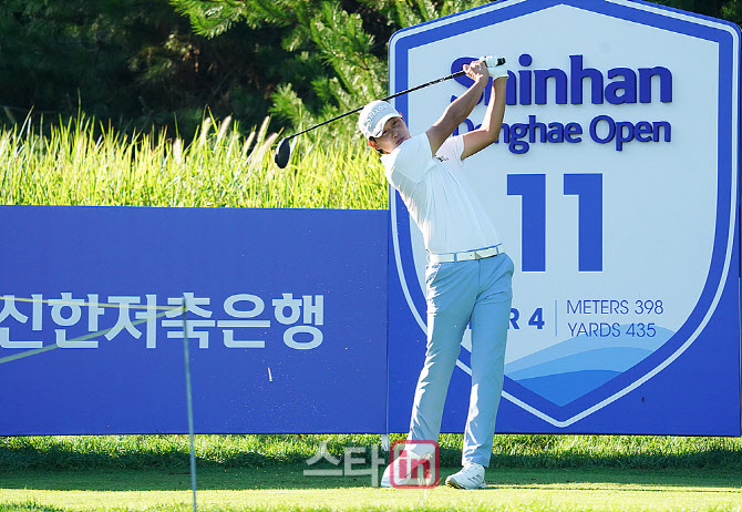 스윙 교정 중인 <b>양지호</b>, 단타이 <b>신한동해오픈</b> 첫날 공동선두..송영한 등...