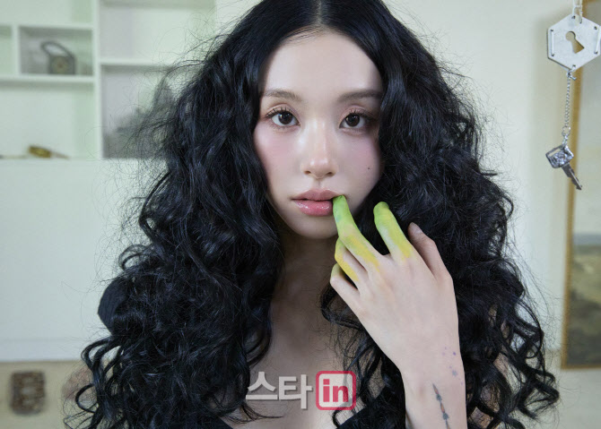 <b>트와이스 채영</b>, '보물 상자' 공개…<b>데뷔</b> 10년 만에 <b>솔로</b> 출격