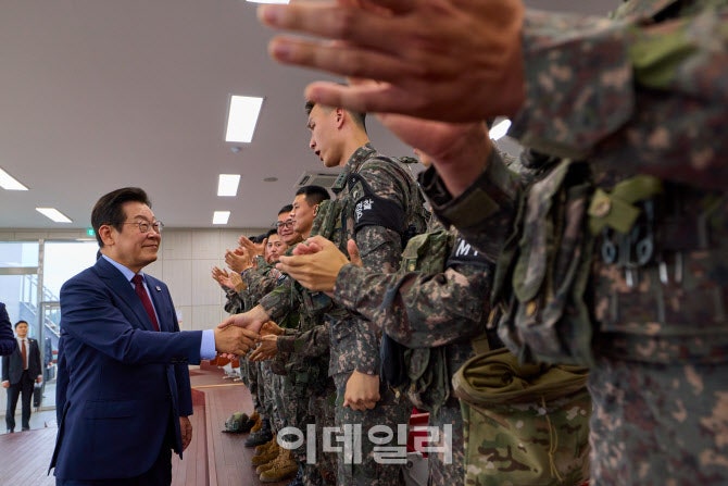 李<b>대통령</b>, <b>강원 최전방</b> 부대 <b>방문</b>…“장병 안전 최우선 훈련”