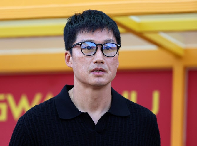 <b>이정효 감독</b>, FIFA 징계 통보에 "잘못했으면 벌 받아야"