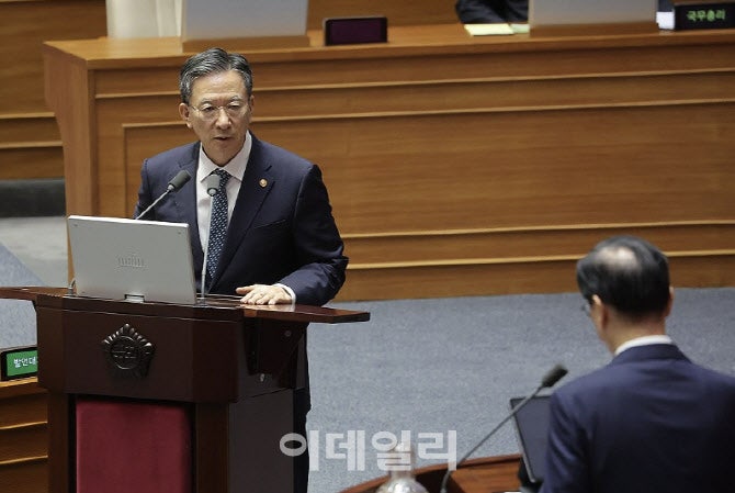 <b>국힘</b> <b>해산 청구</b>에 질문에…정성호 “추후 종합적으로 판단”
