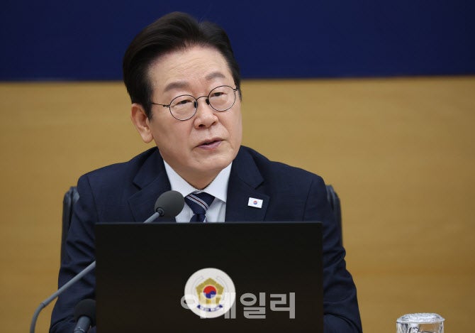 李<b>대통령</b> “‘5극 3특’ 속도 내야…<b>균형발전</b>은 선택 아닌 운명”(종합...