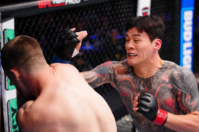 ‘정찬성과 힘 합했으나’ <b>황인수</b>, <b>UFC</b> 계약 <b>좌절</b>... 맥코리에 판정패
