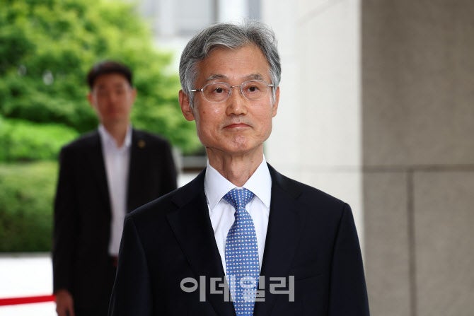 조희대 대법원장, 퇴근길 <b>한덕수</b> 회동 의혹 해소 나서나