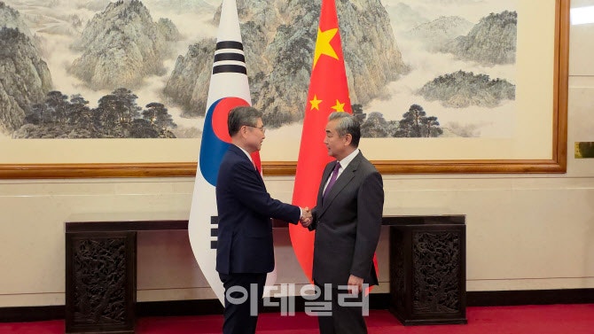 <b>조현</b> 장관, 中 <b>왕이</b> 부장 <b>회담</b> “APEC에 시 주석 오길”(종합)