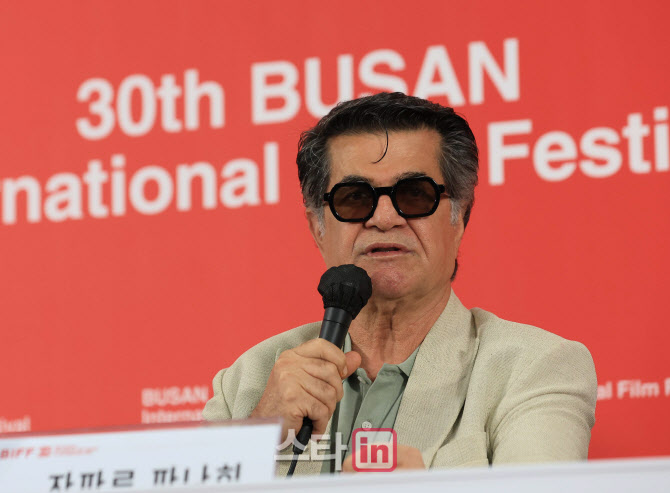 [포토]올해의 아시아<b>영화</b>인상 수상 '<b>자파르 파나히</b>' 감독