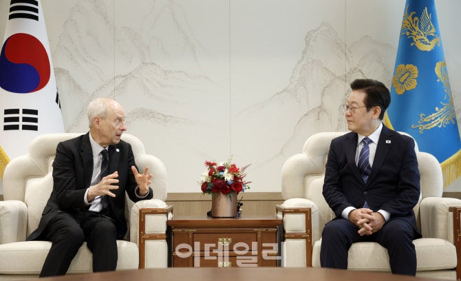 李 대통령, <b>샌델 교수</b> 접견 “정의·평화 이상 아닌 현실적 이익”