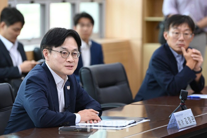 <b>김정관</b> <b>산업</b><b>장관</b>, 울산 석유화학 사업재편 속도전 당부