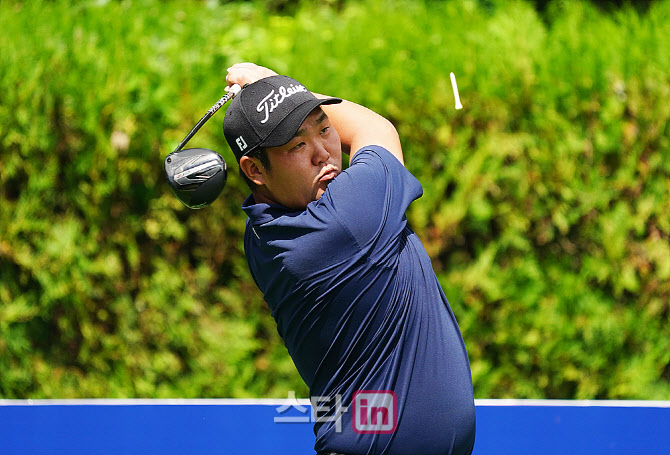 무빙데이에서 <b>선두</b>만 4차례 바뀐 골프존오픈, <b>이준석</b>·<b>박성국</b>·<b>김찬우</b> ...