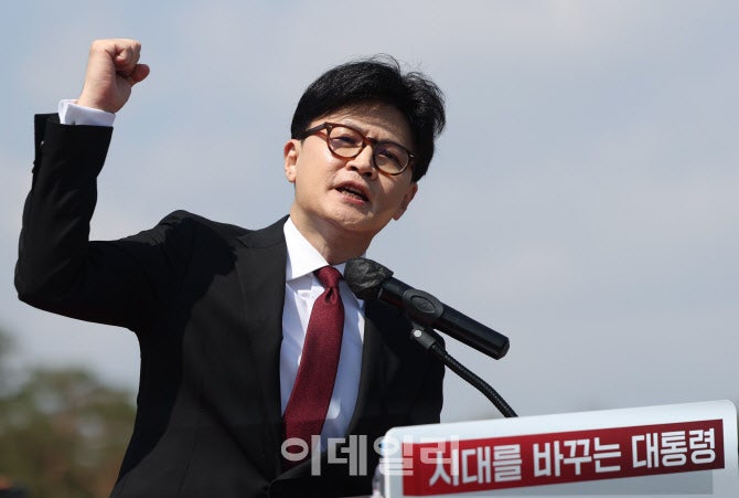 한동훈 "'배임죄 군부독재 유산' <b>김병기</b>, 전두환 때 <b>안기부 입사</b>"