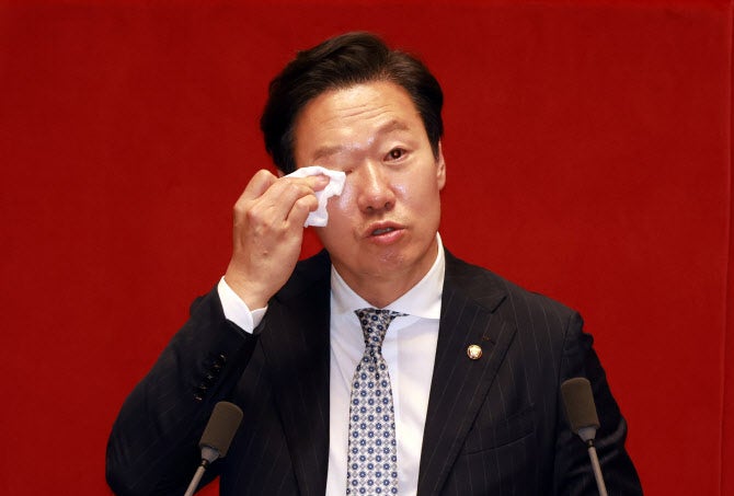 野<b>박수민 필리버스터 최장</b> 기록…15시간 50분 경신