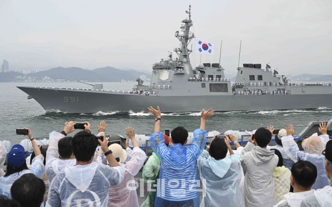 <b>해군</b> 창설 <b>80주년</b> 기념 <b>관함식</b>…필승<b>해군</b> 위용, 방산 기술력 과시