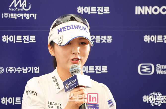 36홀 '노보기'로 선두 나선 <b>이예원</b> "분명 위기 올 것..두려워하지 않겠...