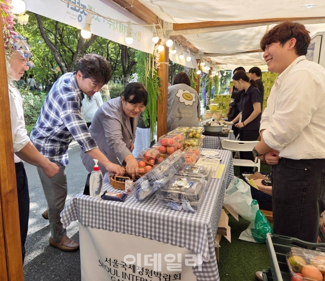 [포토] 농협, <b>서울국제정원박람회 서로장터</b>