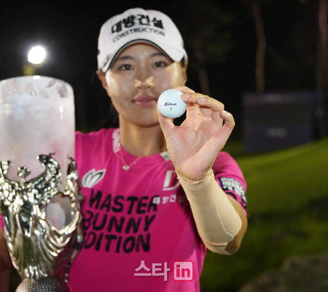 [골프in 포토] <b>성유진</b>,<b>메이저 우승</b> 볼이니다