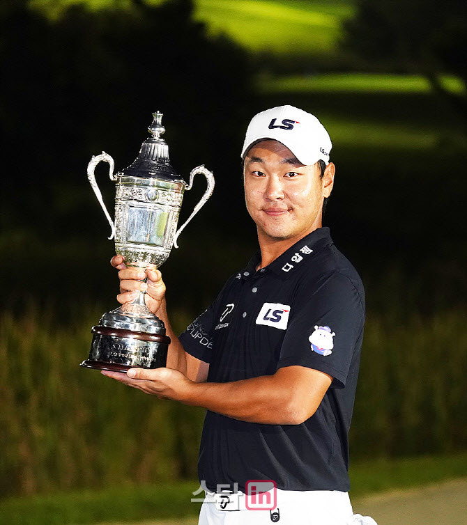 <b>최경주</b> 대회 <b>우승</b>한 전가람 “<b>최경주</b> 선배님 책 5번 읽었다”