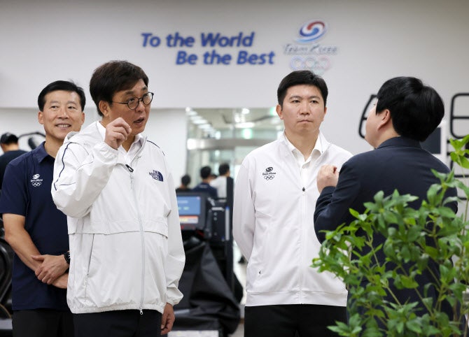 국가대표선수단 만난 <b>최휘영 장관</b> “대회 적극 <b>지원</b>할 것”